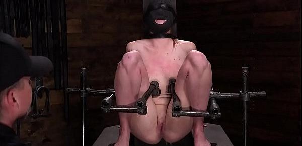  Blindfolded slave on device bondage